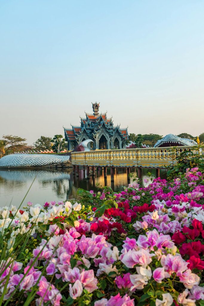 un pont séparant deux mondes opposés